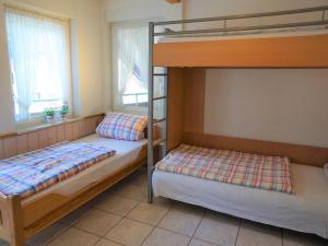 Ein Etagenbett oder Etagenbetten in einem Zimmer der Unterkunft Kurparkhotel Faißt