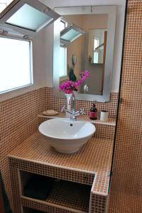 a bathroom with a sink and a mirror at Costadelsolflat in Benalmádena