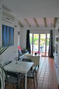 a living room with a table and chairs at Costadelsolflat in Benalmádena