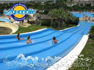 Bazén v ubytování Naufragos Beach Apartment nebo v jeho okolí