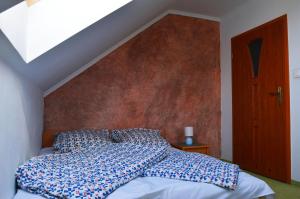 Tempat tidur dalam kamar di Pokoje Gościnne Orka