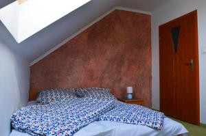 a bedroom with a large bed with a wooden headboard at Pokoje Gościnne Orka in Jarosławiec