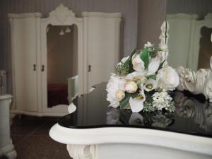 a white sink with flowers on top of it at Bel Fiore in San Benedetto del Tronto