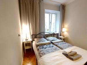 Кровать или кровати в номере WARSZAWA, CENTRUM, Wiejska 15, KAMIENICA