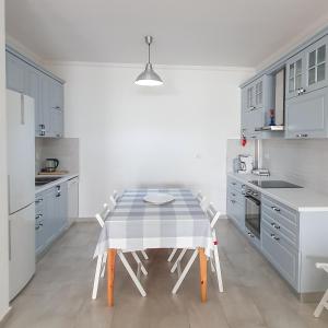 uma cozinha com uma mesa e cadeiras em Aneta's Beach House em Vlorë