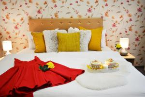 A bed or beds in a room at Amfora Panzió