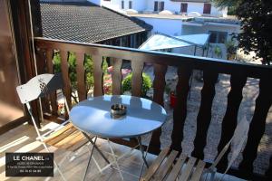 Balkón nebo terasa v ubytování Hôtel Restaurant Le chanel