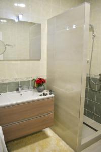 A bathroom at Amfora Panzió