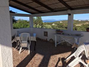 卡洛福泰Garden Rooms的美景门廊上的桌椅