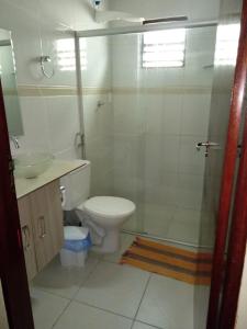 uma casa de banho com um WC, um chuveiro e um lavatório. em Pousada Na Beira do Mar em Baía da Traição