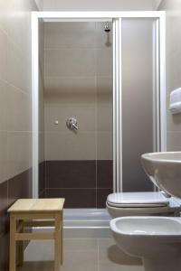 een badkamer met een douche, een toilet en een wastafel bij L'Archetto in Cremona
