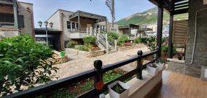 un balcon d'une maison avec des plantes en pot dans l'établissement Renissa's Beach Suite, à Vlorë