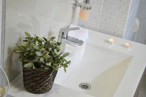A bathroom at Amfora Panzió