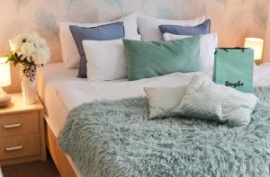 A bed or beds in a room at Amfora Panzió