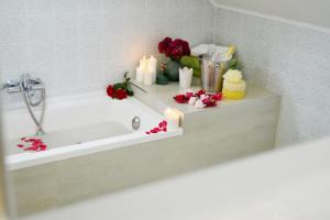 A bathroom at Amfora Panzió