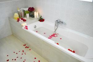 A bathroom at Amfora Panzió