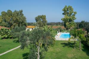 een afbeelding van een tuin met een zwembad bij Tenuta Badessa in Casalabate +28 foto's