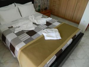 ein Bett mit Handtüchern und Bademänteln darüber in der Unterkunft Stella's Home in Glyka Nera