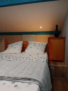 - une chambre avec un lit à tête bleue dans l'établissement La Belle Etape, à Lamonzie-Saint-Martin