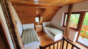 mały pokój z dwoma łóżkami w domu w obiekcie Domek Eve w mieście Giżycko