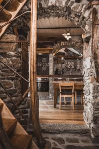 una sala da pranzo con tavolo e parete in pietra di Appartamenti montemezzo le case in pietra Vista lago a Gera Lario
