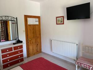 A television and/or entertainment centre at Hostal Atalaya en Capileira CB