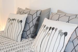 a group of pillows sitting on a bed at Het Wijdeland in Zwolle