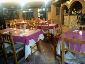 Reštaurácia alebo iné gastronomické zariadenie v ubytovaní Hotel Villa de Berzocana