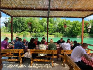 מסעדה או מקום אחר לאכול בו ב-Ethno village Moraca - Skadar lake