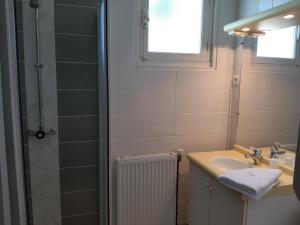 Koupelna v ubytování Home des Pins SARL