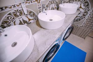 two sinks on a counter in a bathroom at Kapsula vremeni Сapsule hotel in Volgograd