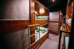 Poschodová posteľ alebo postele v izbe v ubytovaní Kapsula vremeni Сapsule hotel