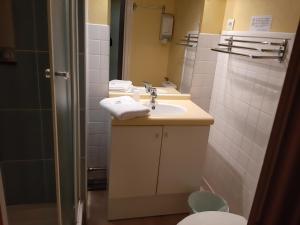Koupelna v ubytování Home des Pins SARL