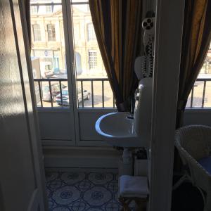 a bathroom with a sink and a window at L'Art Doize in Cassel +25 photos