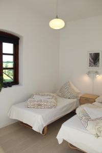 two beds in a room with a window at Munkebjerg Bed & Breakfast in Børkop