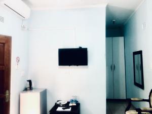 Télévision ou salle de divertissement dans l'établissement Ankuweni Guest house