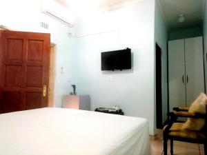 Télévision ou salle de divertissement dans l'établissement Ankuweni Guest house