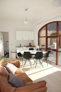 ein Wohnzimmer mit Sofa, Tisch und Stühlen in der Unterkunft Munkebjerg Bed & Breakfast in Børkop