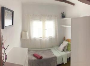 Postel nebo postele na pokoji v ubytování WIFI TENERIFE SUR GUEST HOUSE