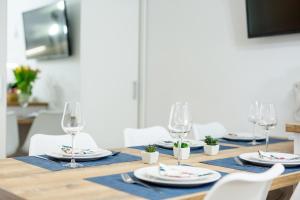 Televízia a/alebo spoločenská miestnosť v ubytovaní APARTAMENT 4B BLUE MARINE Poddąbie Basen Odkryty Brodziki Plac Zabaw