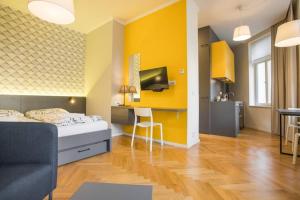 een slaapkamer met een bed en een gele muur bij Design Studio Anděl, All Historical Sights Walkable in Praag