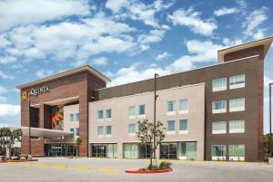 una rappresentazione della parte anteriore di un hotel di La Quinta by Wyndham McAllen La Plaza Mall a McAllen