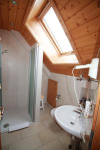 Ein Badezimmer in der Unterkunft Holiday Apartements by Hotel Grüner Baum Feldberg