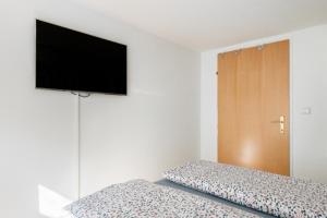 TV a/nebo společenská místnost v ubytování Your Cozy Home * 12 min to City Center