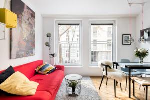 ウィーンにあるYour Cozy Home * 12 min to City Centerの赤いソファとテーブルのあるリビングルーム