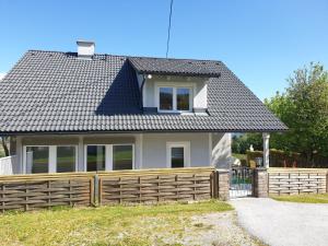 a house with a wooden fence in front of it at Ferienwohnung Bleimuth in Passail