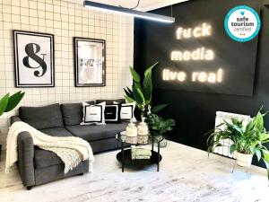 Una sala de estar con un sofá y algunas plantas. en VUT iDesign, en Ávila