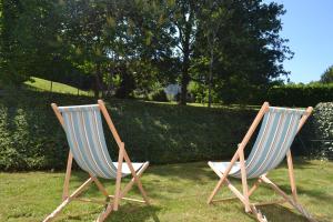 dos sillas sentadas en el césped en un patio en Mendi Alde, en Cambo-les-Bains