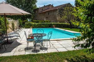 Swimming pool sa o malapit sa Stunning farmhouse with heated private pool in Provence