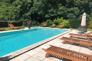 Swimming pool sa o malapit sa Stunning farmhouse with heated private pool in Provence